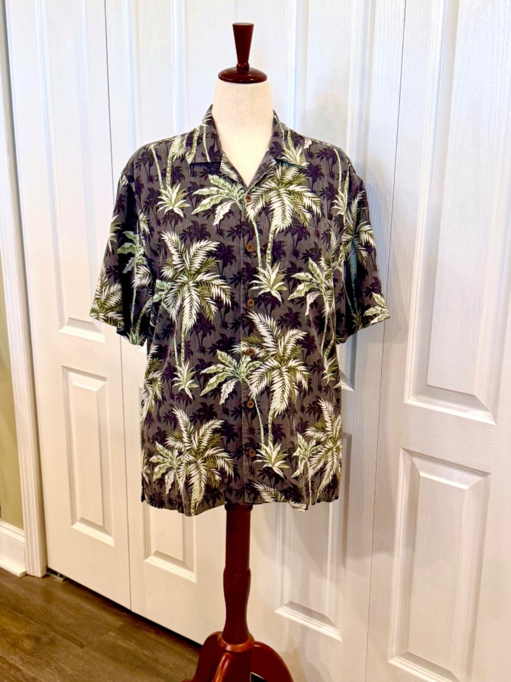 Men's Size Medium Tommy Bahama Tropical Palm 100% Silk Shirt, Short Sleeve